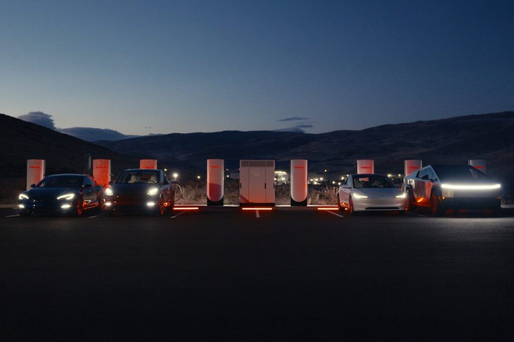 테슬라 슈퍼차저 V4, 북미서 최대 출력 325kW로 상향..."사이버트럭 급속충전 지원" 2 tesla v4 cabinet supercharger 2024 01 min 1400x933