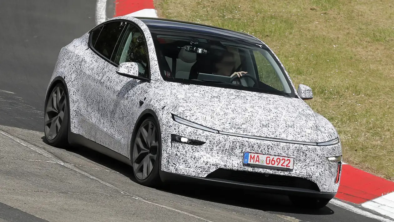 Tesla Model Y Performance dynamic front 1