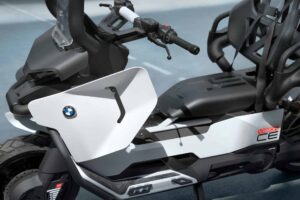 imgi 36 BMW Motorrad Vision CE 04 5