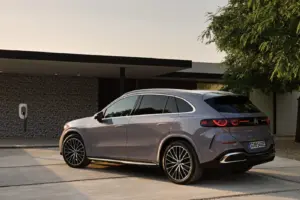 전기차 충전, 주유만큼 빠르게… 벤츠·알피트로닉 초고속 충전 시스템 공동 개발 4 전기차 충전, 주유만큼 빠르게… 벤츠·알피트로닉 초고속 충전 시스템 공동 개발 mercedes benz glc eq bidirektionales laden 2025 1400x933.jpg 4