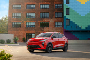 3만 달러 미만 전기차의 귀환…쉐보레 볼트 2027년형 공개 3 Chevrolet Bolt 2027 DriverFront 3