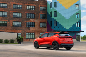 3만 달러 미만 전기차의 귀환…쉐보레 볼트 2027년형 공개 4 Chevrolet Bolt 2027 DriverRear 4