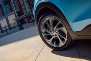 3만 달러 미만 전기차의 귀환…쉐보레 볼트 2027년형 공개 12 Chevrolet Bolt 2027 front driver wheel 12