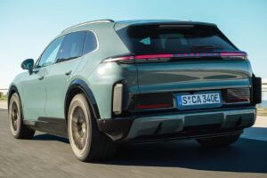 포르쉐, 첫 전기 대형 SUV ‘카이엔 일렉트릭 터보’ 공개... 최고출력 1,140마력에 제로백 2.5초 13 imgi 19 porsche cayenne electric 2026 und porsche cayenne turbo electric 2026 13