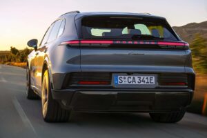 포르쉐, 첫 전기 대형 SUV ‘카이엔 일렉트릭 터보’ 공개... 최고출력 1,140마력에 제로백 2.5초 9 imgi 22 porsche cayenne electric 2026 und porsche cayenne turbo electric 2026 9
