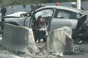 니오 EC6 고속 사고… 차량 후미 절단됐지만 탑승자 중상 피해 3 61fddd90gy1i7vga5indmj20sw0ye1kq picsart aiimageenhancer 800x903 1 3