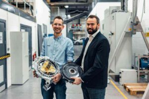 YASA, 차세대 인휠 구동계 공개… 750 kW 휠모터 시대 연다 2 imgi 8 yasa axialfulssmotor radnabenantrieb 2025 2 1400x933 1 2