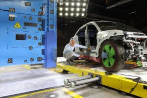 포르쉐, 2025년형 타이칸에 대대적 업그레이드… 주행거리·충전 성능 모두 끌어올려 3 porsche taycan battery 3