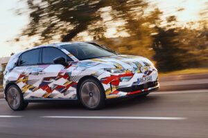 ‘2만5,000유로 전기차’의 실체… 폭스바겐 ID. 폴로 기술 사양 확정 17 vw id. polo 2026 mit tarnung 11 17