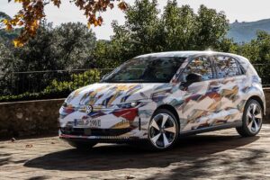 ‘2만5,000유로 전기차’의 실체… 폭스바겐 ID. 폴로 기술 사양 확정 14 vw id. polo 2026 mit tarnung 15 14