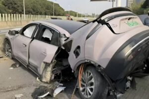 니오 EC6 고속 사고… 차량 후미 절단됐지만 탑승자 중상 피해 2 weixin image 20251202031835 1008 10 picsart aiimageenhancer 800x445 1 2