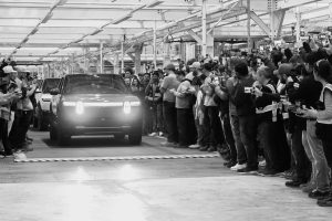 리비안 R2, 양산 전 단계 돌입… 2026년 상반기 고객 인도 목표 imgi 5 Rivian R2 Validation Builds 3