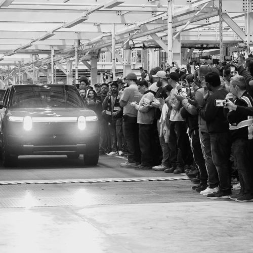 리비안 R2, 양산 전 단계 돌입… 2026년 상반기 고객 인도 목표 imgi 5 Rivian R2 Validation Builds 5