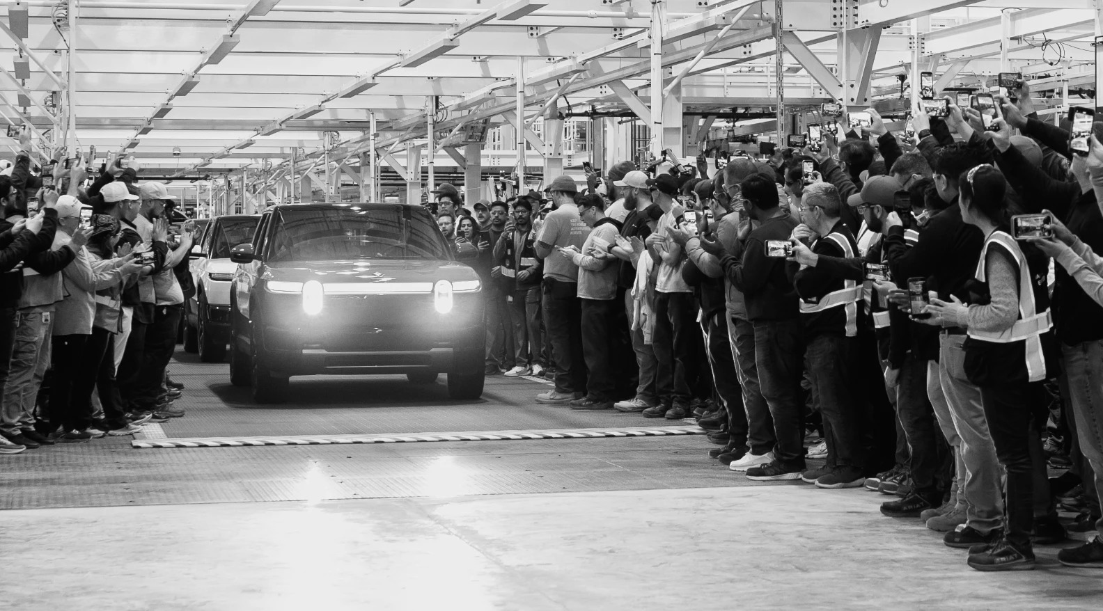 리비안 R2, 양산 전 단계 돌입… 2026년 상반기 고객 인도 목표 imgi 5 Rivian R2 Validation Builds 1