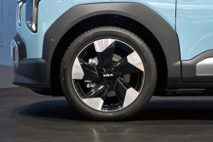 기아 EV2 브뤼셀 모터쇼서 세계 최초 공개, 유럽 B-SUV 시장 정면 돌파 9 기아 EV2 브뤼셀 모터쇼서 세계 최초 공개, 유럽 B-SUV 시장 정면 돌파 kia ev2 frost blue motorshow static highres 007 9