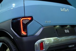 기아 EV2 브뤼셀 모터쇼서 세계 최초 공개, 유럽 B-SUV 시장 정면 돌파 8 기아 EV2 브뤼셀 모터쇼서 세계 최초 공개, 유럽 B-SUV 시장 정면 돌파 kia ev2 frost blue motorshow static highres 009 8