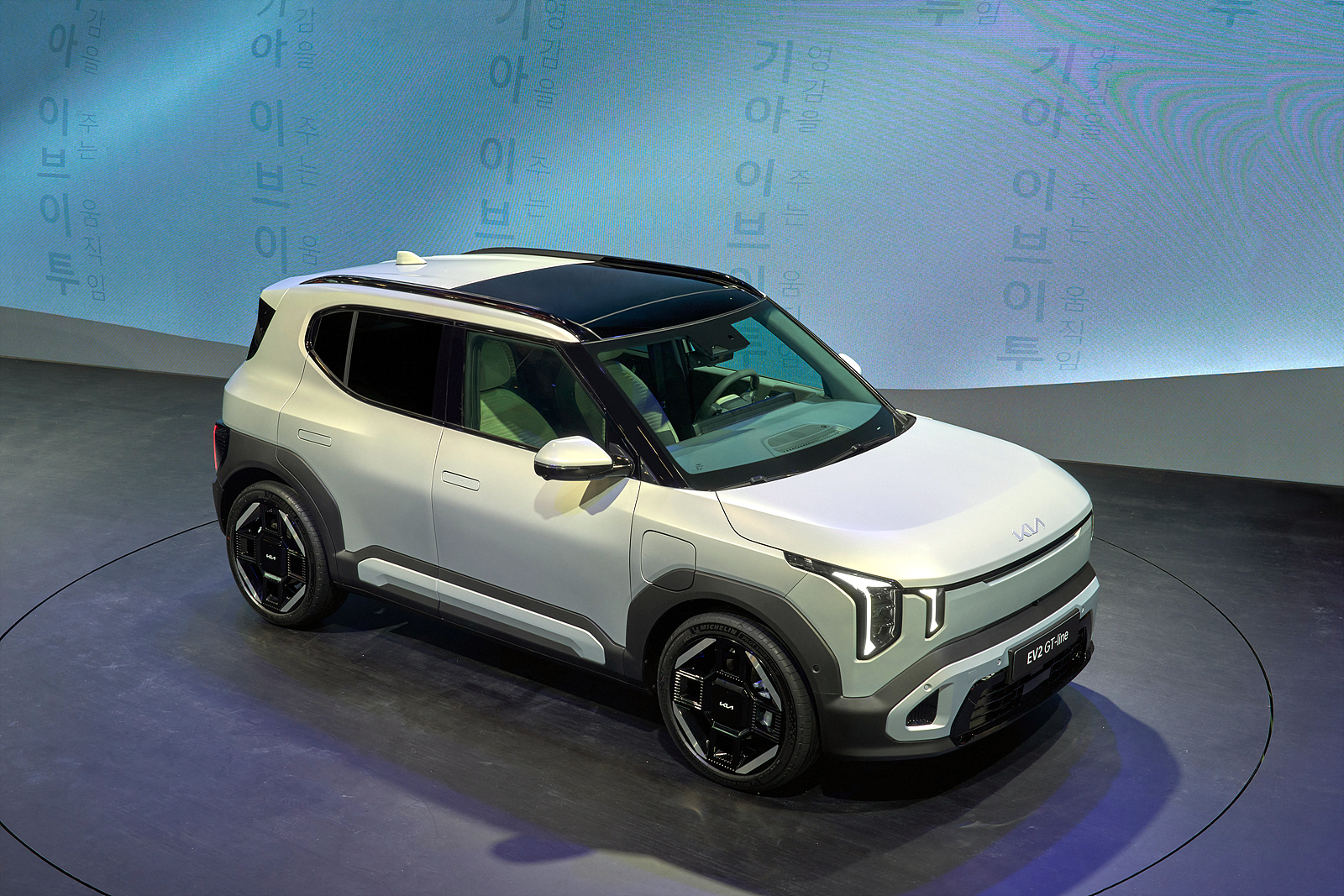 기아 EV2 브뤼셀 모터쇼서 세계 최초 공개, 유럽 B-SUV 시장 정면 돌파 kia ev2 gtline ivory silver matt motorshow static highres 006 1