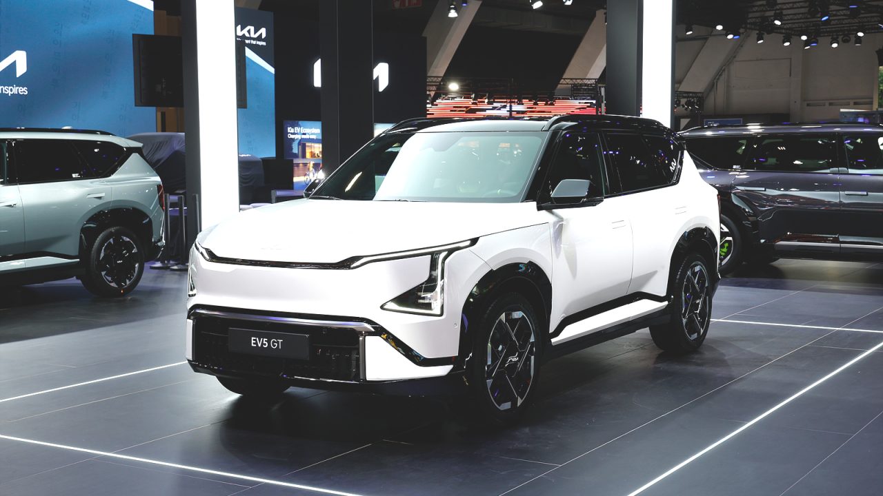 기아 GT 전기차 3종 동시 공개, 전동화 시대에도 달리는 맛은 포기 못해 kia ev5 gt snow white pearl motorshow static hires 03 13