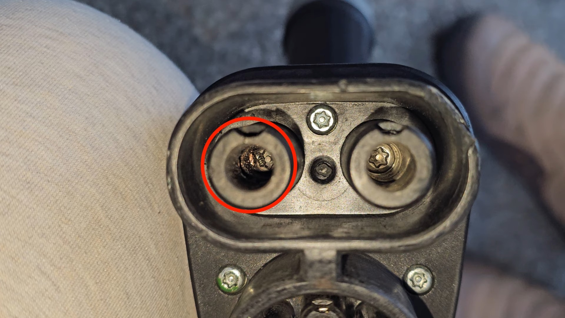 현대차그룹 전기차 DC 충전구 결함 논란…교통안전공단, 국토부에 공식 조사 요청 EP85.전기차 충전기 안 뽑혀서 차 고장 충전기 회사에 보상받은 이야기 전기차 충전기 안빠짐 11 45 screenshot 1