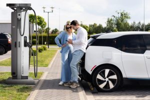 슈나이더, '720kW' 초급속 충전기 출시… 12대 동시 충전, 물류 패러다임 바꾼다 Schneider Electric launches EV charging system with up to 720 kW and decentralized architecture 1024x682 1 2