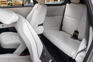 아이오닉 9과 경쟁할 토요타 하이랜더 EV 공개, 20년 공식 깨고 전기 SUV로 재탄생 imgi 24 05f709eb e4bc 5b97 b73e e4f80c850000 11