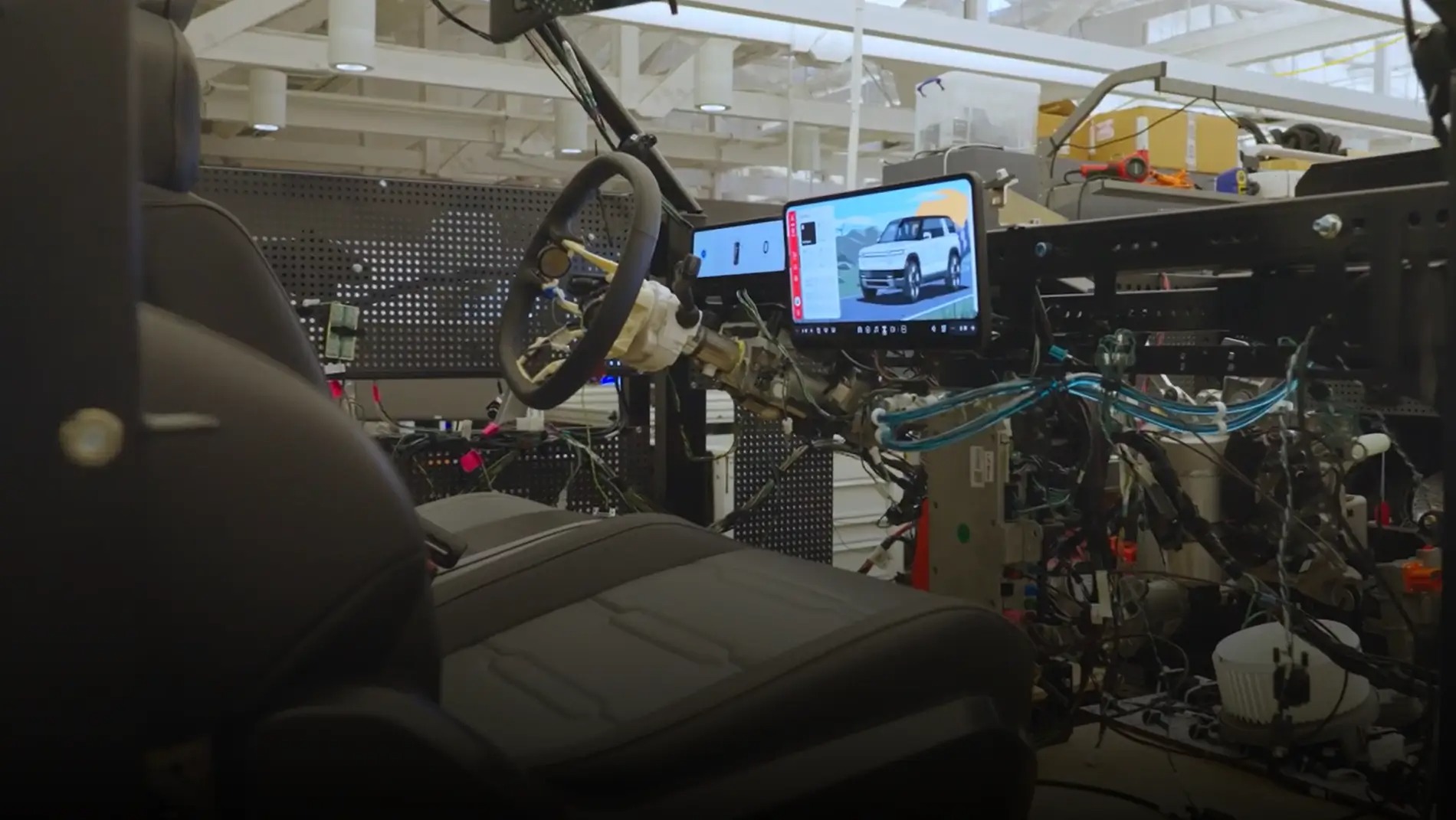 리비안, 2026년 첫 OTA 예고…혹한기 주행·드라이브 모드 대폭 손본다 imgi 24 Rivian R2 Interior CNBC 1