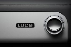 페라리 첫 전기차 '루체' 인테리어 전격 공개…아이폰 낳은 조니 아이브가 5년간 빚었다 imgi 49 Ferrari Luce interior 2026 9