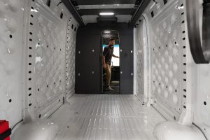 아마존, 리비안 전기 배달 밴 3만 대 돌파…2030년 10만 대 목표 순항 중 imgi 99 rcv gallery 04 x8swem 7