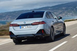 BMW i5, 북미서 ‘테슬라 규격’ 기본화…NACS 전면 적용 4 BMW i5, 북미서 ‘테슬라 규격’ 기본화…NACS 전면 적용 2024 bmw i5 first drive review 1 4