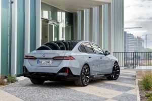 BMW i5, 북미서 ‘테슬라 규격’ 기본화…NACS 전면 적용 2 BMW i5, 북미서 ‘테슬라 규격’ 기본화…NACS 전면 적용 2024 bmw i5 first drive review 3 2