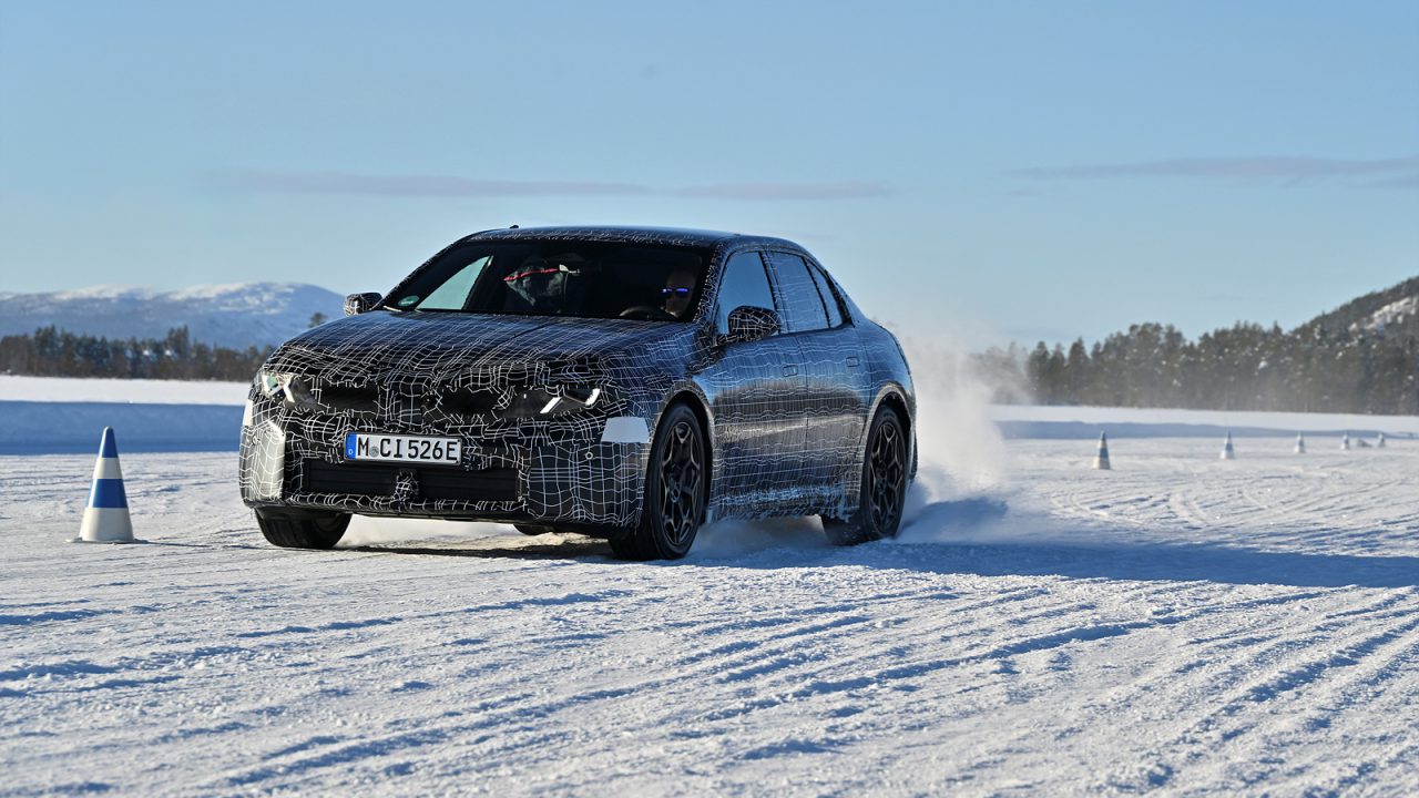 충전 400kW·항속 800km 이상…BMW가 테슬라 모델3 겨냥해 꺼낸 카드 P90631133 highRes 2