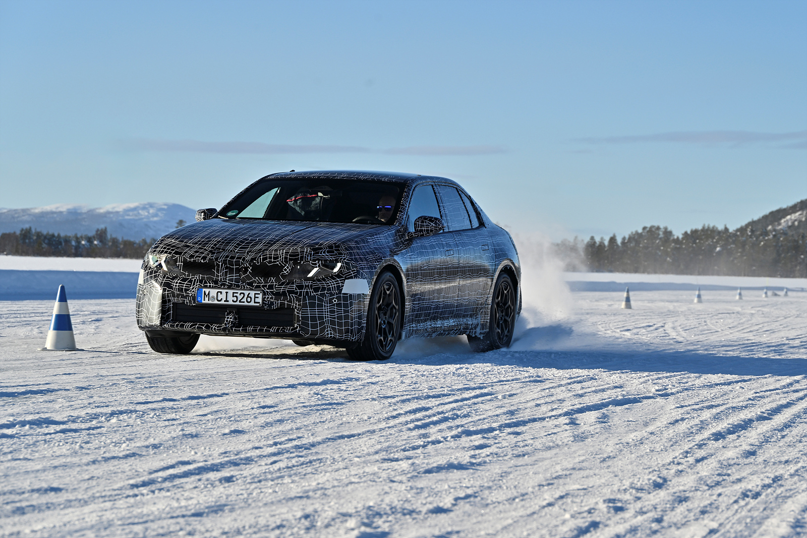 충전 400kW·항속 800km 이상…BMW가 테슬라 모델3 겨냥해 꺼낸 카드 P90631133 highRes 1