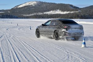 충전 400kW·항속 800km 이상…BMW가 테슬라 모델3 겨냥해 꺼낸 카드 P90631134 highRes 3