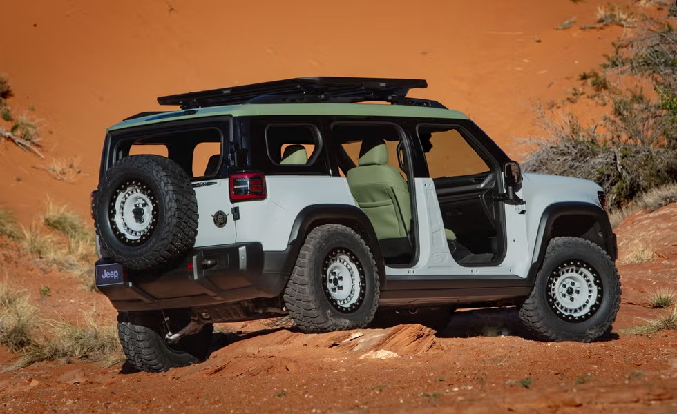 도어 뜯고 34인치 타이어 달았다…지프 레콘 EV '오버워치' 콘셉트 공개 imgi 10 eab4564d ff6e 41fe a520 96f373dec55f 1