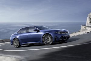 10분 충전에 400km… BMW 신형 i3 공개, 테슬라 정조준 imgi 113 2027 bmw i3 neue klasse shatters competition with 463 horsepower and up to 560 miles of range 1 7