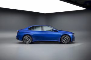 10분 충전에 400km… BMW 신형 i3 공개, 테슬라 정조준 imgi 122 2027 bmw i3 neue klasse shatters competition with 463 horsepower and up to 560 miles of range 1 19