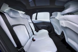 10분 충전에 400km… BMW 신형 i3 공개, 테슬라 정조준 imgi 139 2027 bmw i3 neue klasse shatters competition with 463 horsepower and up to 560 miles of range 3 30