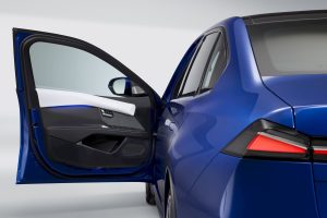 10분 충전에 400km… BMW 신형 i3 공개, 테슬라 정조준 imgi 142 2027 bmw i3 neue klasse shatters competition with 463 horsepower and up to 560 miles of range 3 48