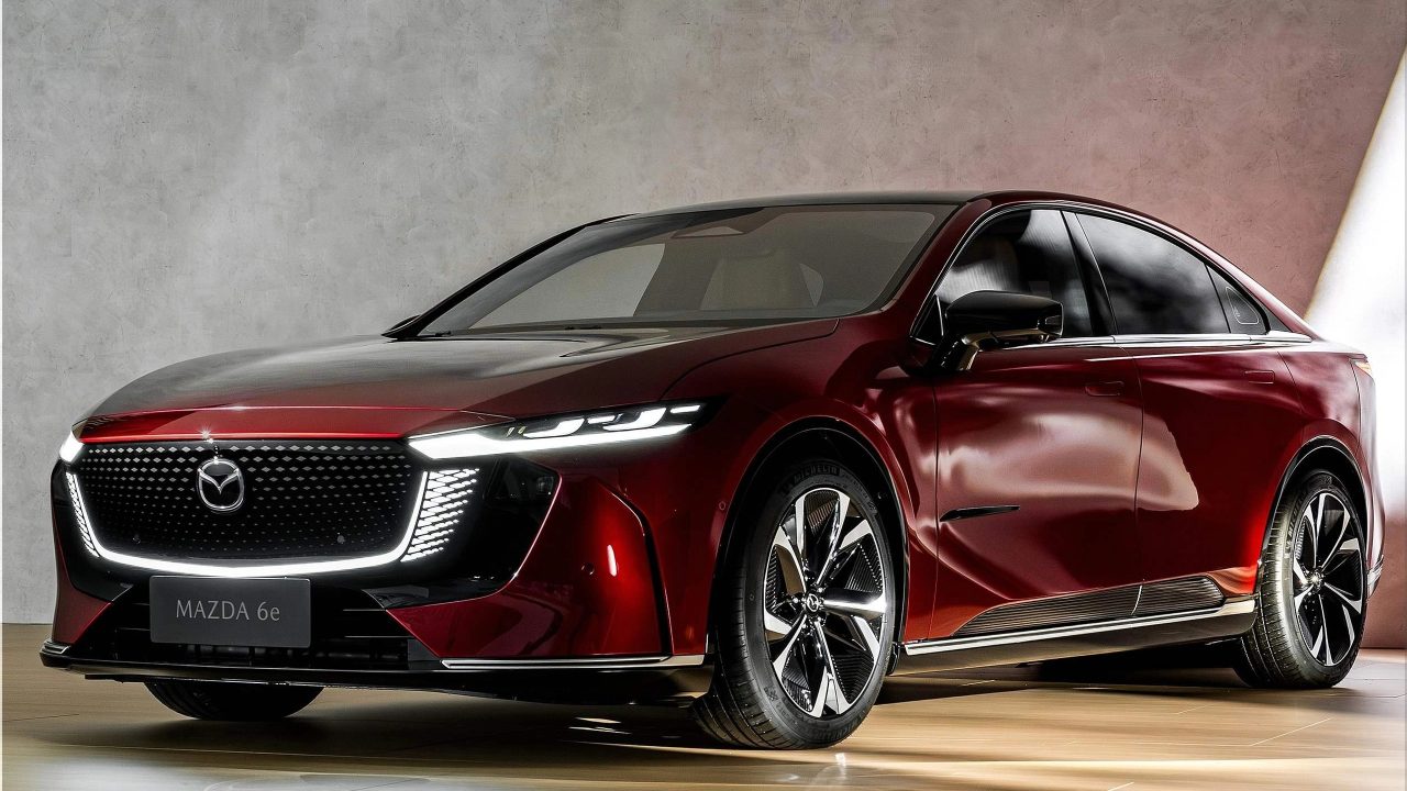 테슬라 모델3 잡겠다는 마쯔다 6e…뼈대는 중국산인데 감성은 일본산 imgi 39 Mazda 6e Electric Sedan 2026 01 1 361 1
