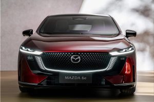 테슬라 모델3 잡겠다는 마쯔다 6e…뼈대는 중국산인데 감성은 일본산 imgi 39 Mazda 6e Electric Sedan 2026 04 969 8