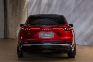 테슬라 모델3 잡겠다는 마쯔다 6e…뼈대는 중국산인데 감성은 일본산 imgi 39 Mazda 6e Electric Sedan 2026 05 908 6