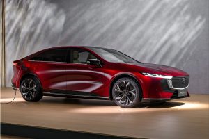 테슬라 모델3 잡겠다는 마쯔다 6e…뼈대는 중국산인데 감성은 일본산 imgi 39 Mazda 6e Electric Sedan 2026 07 1 363 4