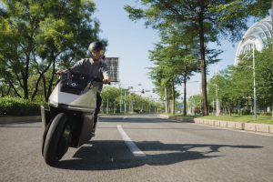 넘어지지 않는 오토바이 나왔다…세계 최초 자기 균형 전기 모터사이클 OMO X 양산 4 넘어지지 않는 오토바이 나왔다…세계 최초 자기 균형 전기 모터사이클 OMO X 양산 omoway head motorcycle 3 1 4