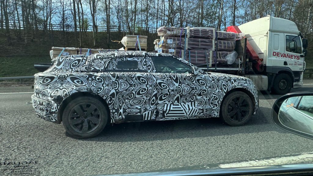 차세대 레인지로버 벨라, 완전 전동화로 귀환…스파이샷에 포착된 파격 실루엣 차세대 레인지로버 벨라 테스트1 2