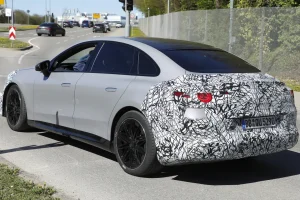 테슬라와 BMW 질주 막을까…새로운 벤츠 전기 C클래스 전기 버전 시험주행 포착 Mercedes C Class Electric grey rear 3 4 ha9fn1 8