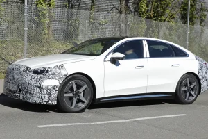 테슬라와 BMW 질주 막을까…새로운 벤츠 전기 C클래스 전기 버전 시험주행 포착 Mercedes C Class Electric white front angled eusjfb 5