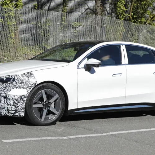 테슬라와 BMW 질주 막을까…새로운 벤츠 전기 C클래스 전기 버전 시험주행 포착 Mercedes C Class Electric white front angled eusjfb 11