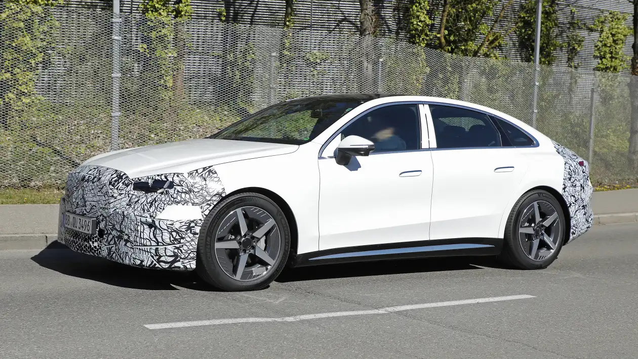 테슬라와 BMW 질주 막을까…새로운 벤츠 전기 C클래스 전기 버전 시험주행 포착 Mercedes C Class Electric white front angled eusjfb 1