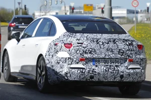 테슬라와 BMW 질주 막을까…새로운 벤츠 전기 C클래스 전기 버전 시험주행 포착 Mercedes C Class Electric white rear 3 4 wpt6ti 3