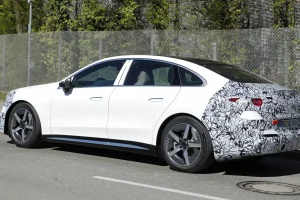 테슬라와 BMW 질주 막을까…새로운 벤츠 전기 C클래스 전기 버전 시험주행 포착 Mercedes C Class Electric white rear angled cgloyj 6